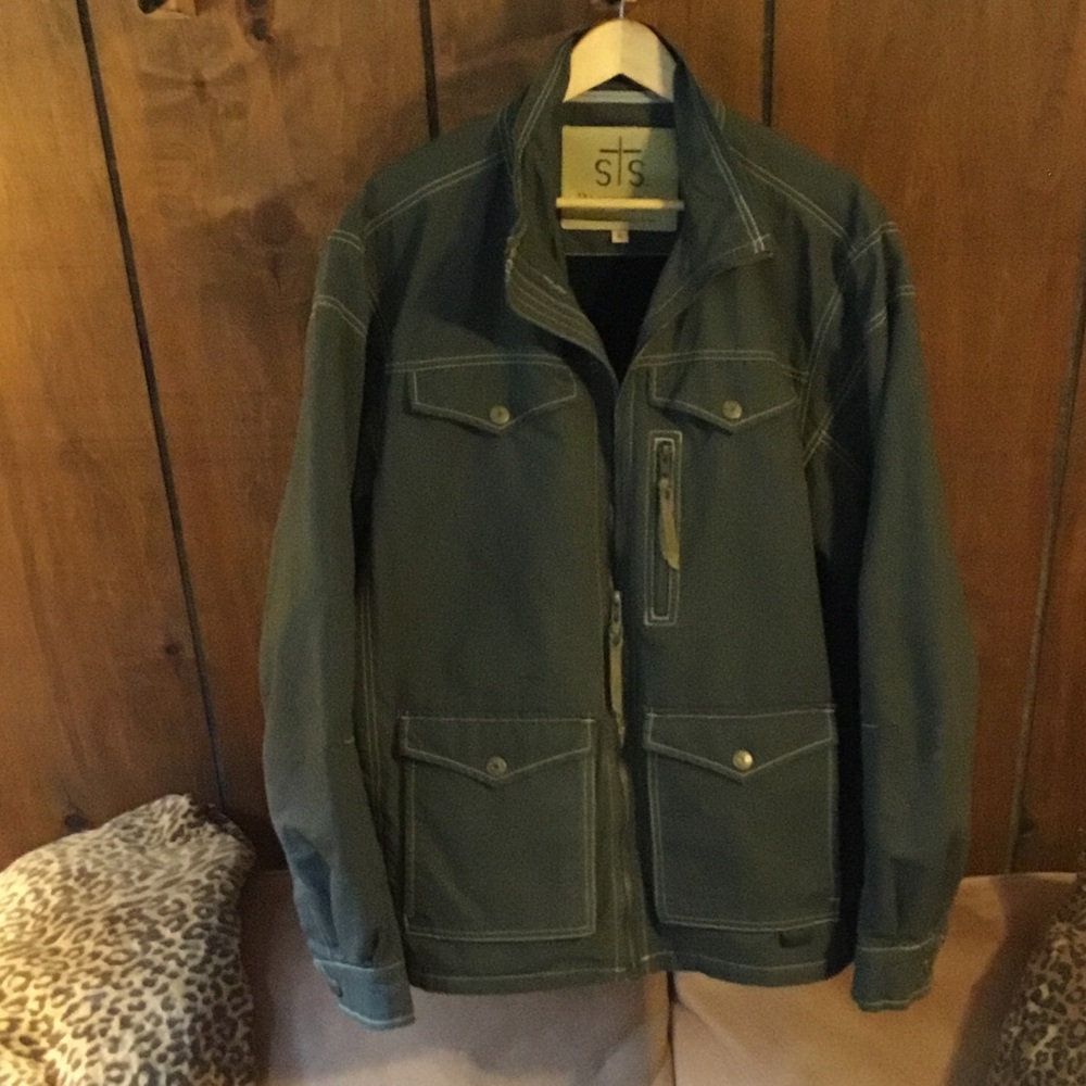 STS Ranchwear “Sundance”
Fleece lined jacket.
Leather tabs
Like new
Men’s XL